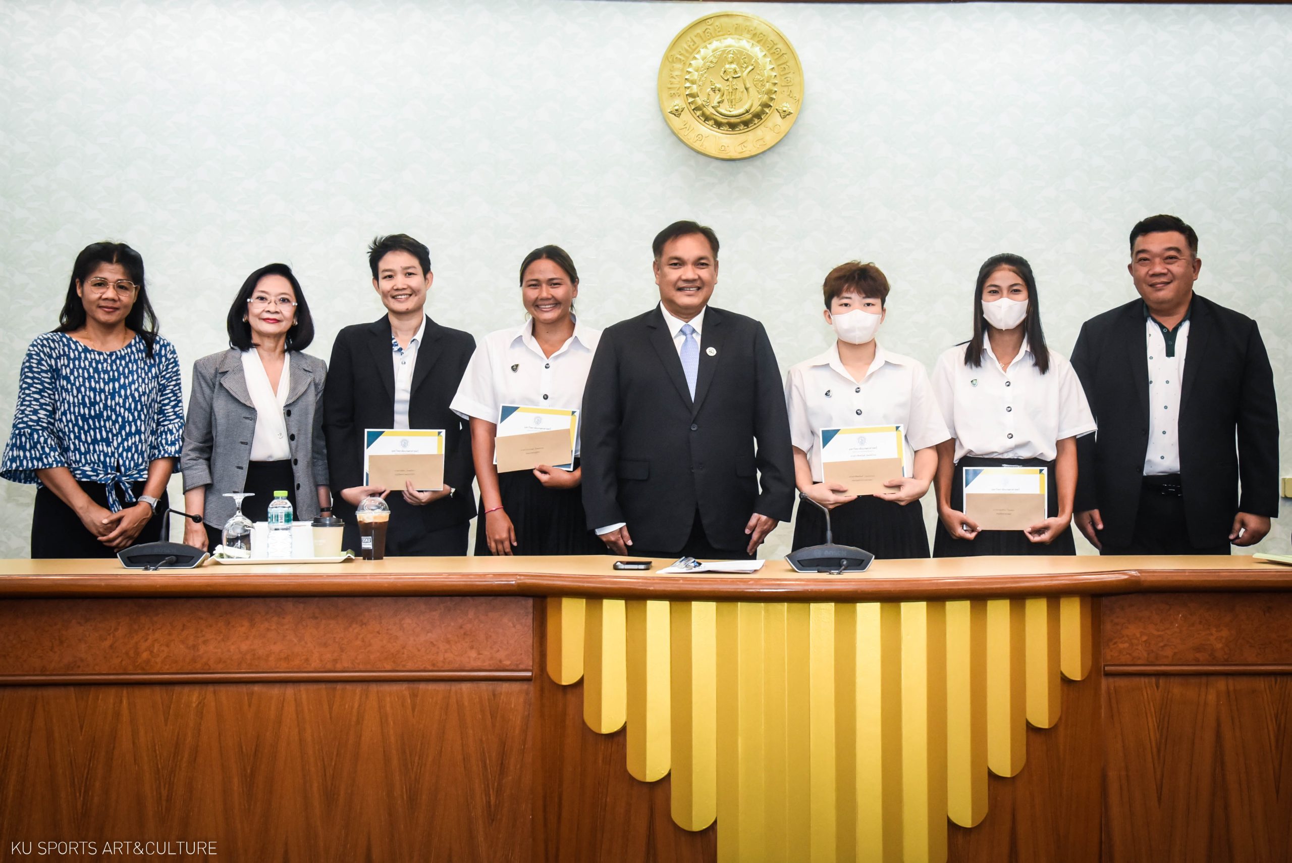 นิสิตรับใบประกาศเชิดชูเกียรติ